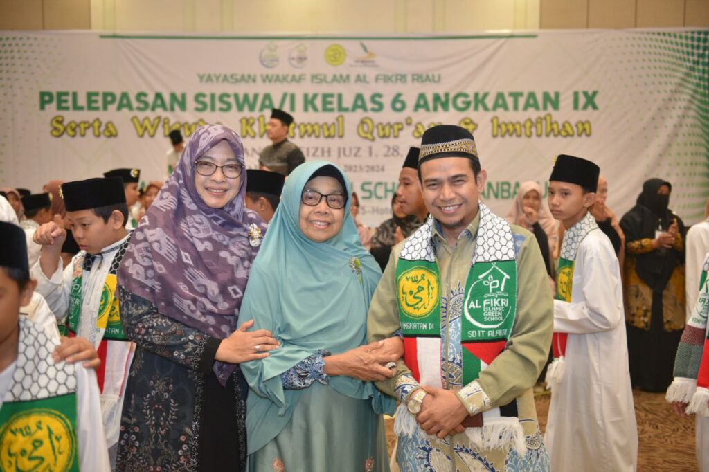 H. Hendry Munief Hadiri Acara Pelepasan Siswa-Siswi dan Wisuda Khotmul Qur’an SDIT Al-Fikri