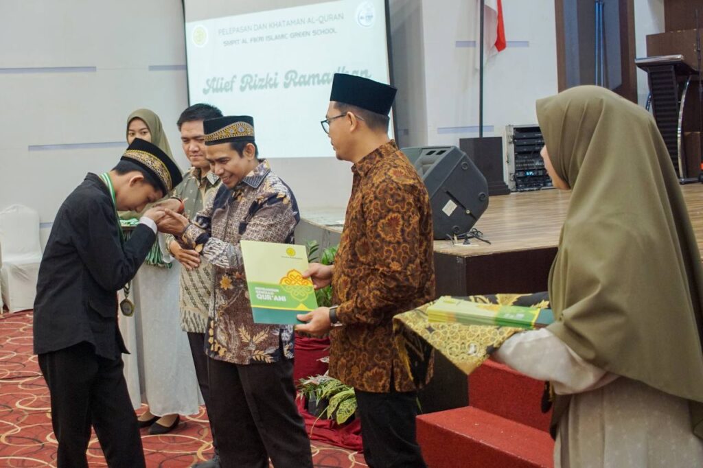 H. Hendry Munief Hadiri Acara Pelepasan dan Khataman Al-Qur’an Siswa dan Siswi Angkatan V SMPIT Al-Fikri